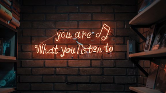 Neonschrift "You are what you are listen to" - Foto: Metri/unsplash