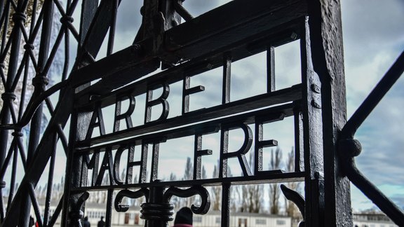 Schriftzug "Arbeit macht frei" in Dachau - VanDijk/unsplash