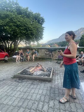 Sibille Schöntauf am Lagerfeuer
