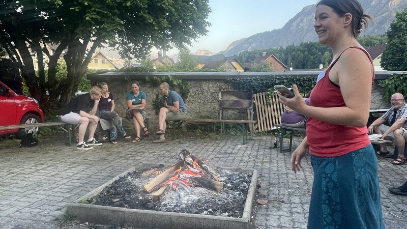 Sibille Schöntauf am Lagerfeuer