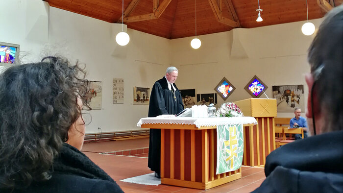 Pfarrer am Altar