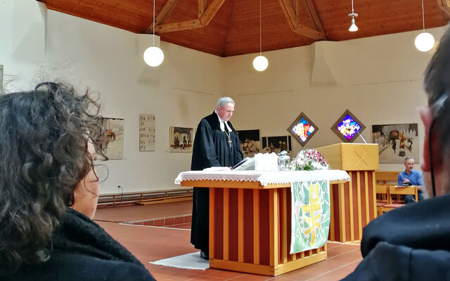 Pfarrer am Altar