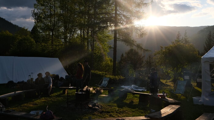 Sonnenuntergang über Zeltlager auf Burg Finstergrün