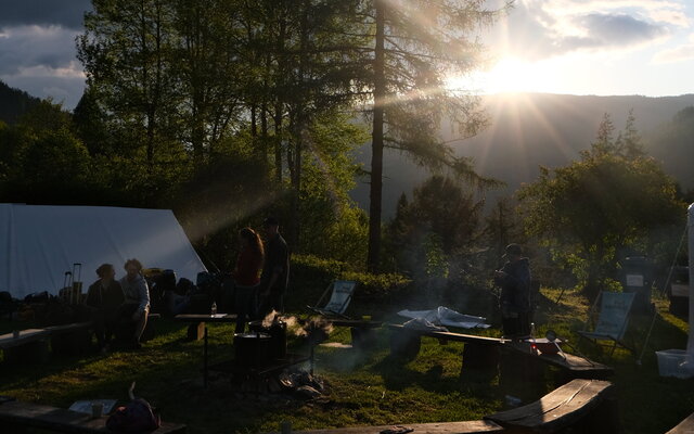 Sonnenuntergang über Zeltlager auf Burg Finstergrün