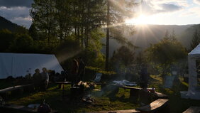 Sonnenuntergang über Zeltlager auf Burg Finstergrün