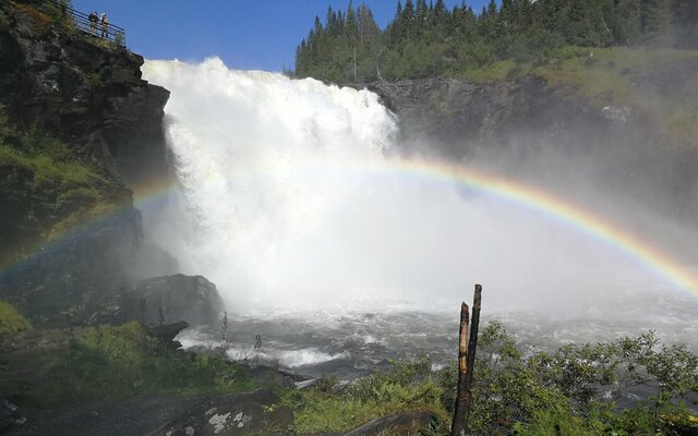 Regenbogen vor Wasserfall - Foto: Ahrer