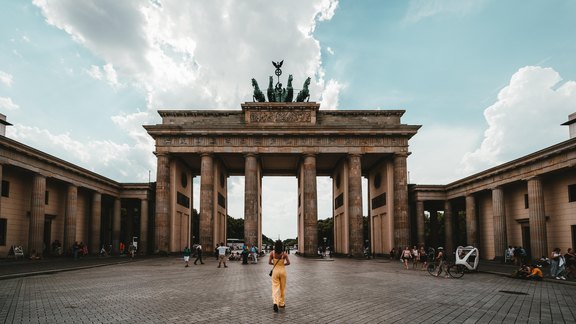 Frau vor Brandenburger Tor in Berlin - Schwarz/unsplash
