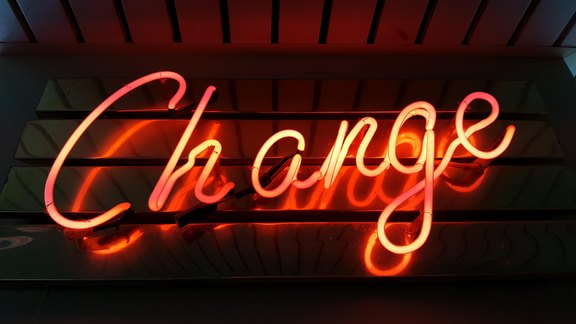 Neonschriftzug "Change" - Foto: unsplash