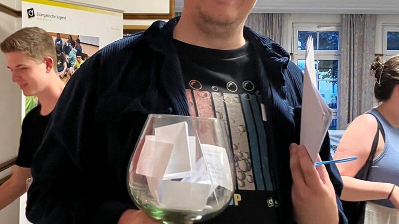 Lukas Hauser mit Wahlurne