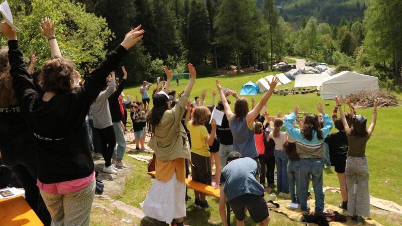Jugendgruppe streckt Hände in die Höhe am Bibelfelsen Burg Finstergrün
