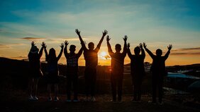 Junge Menschen mit ausgestreckten Armen - Foto: Minanfotos/Pixabay