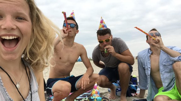 Jugendliche feiern am Strand - Foto: ejst