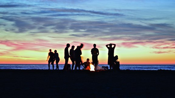 Jugendliche an Strand - Foto: Doan/unsplash